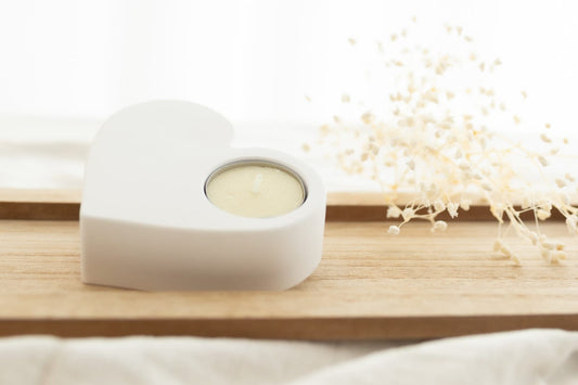 Heart-shaped candle holder made of scented plaster.