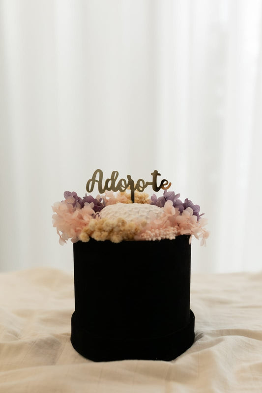 "I love you" velvet box with preserved flowers and a plaster heart.
